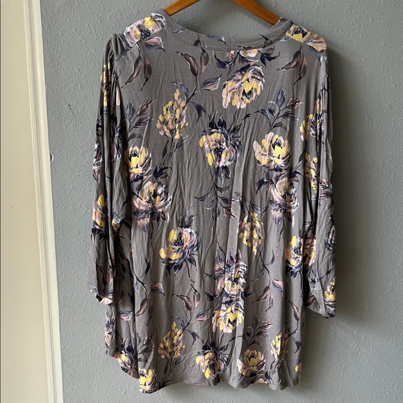 Maurices Gray Floral V-Neck Blouse - Picture 5 of 5